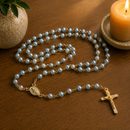 Terço Nossa Senhora Aparecida Pérola Azul com Detalhes Dourados®