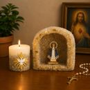 Kit Ternura Nossa Senhora Branca com Gruta Santuário e Vela Divino Espírito Santo®