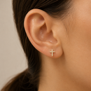 Par de Brincos Cruz com Zircônias Banhado a Ouro 18K®