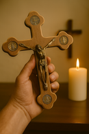 Crucifixo de Madeira com Medalhas Sacra 18cm®