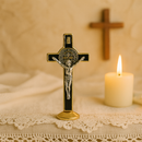 Crucifixo de Mesa São Bento 10cm – Proteção e Fé no Lar®