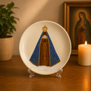 Prato Decorativo Nossa Senhora Aparecida em Cerâmica com Suporte de Parede®