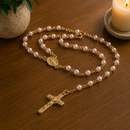 Terço Nossa Senhora Aparecida Pérola Rosa com Detalhes Dourados®